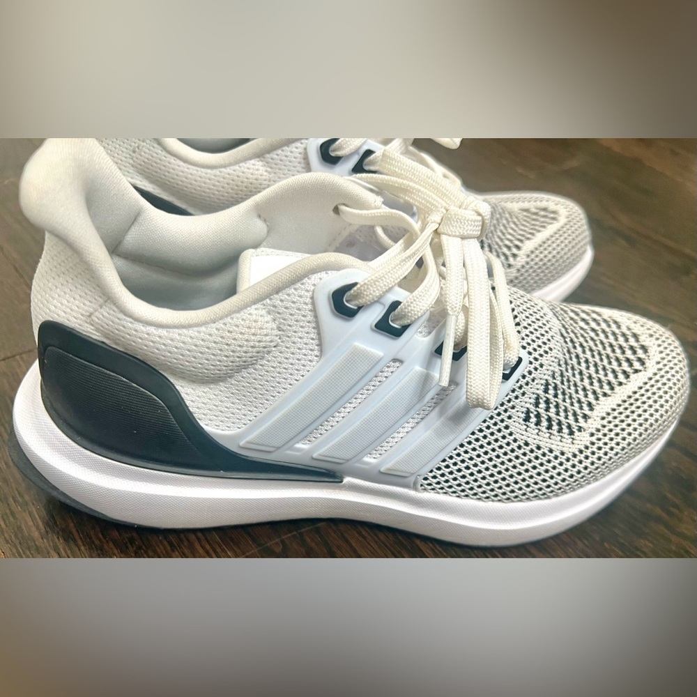 NWT Boys Adidas White and Black Sneakers sz 4